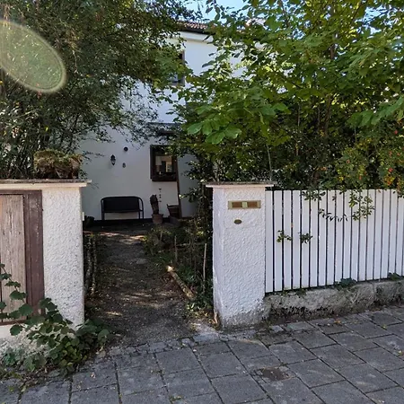 Nicola's Einliegerwohnug Homestay Riemerling